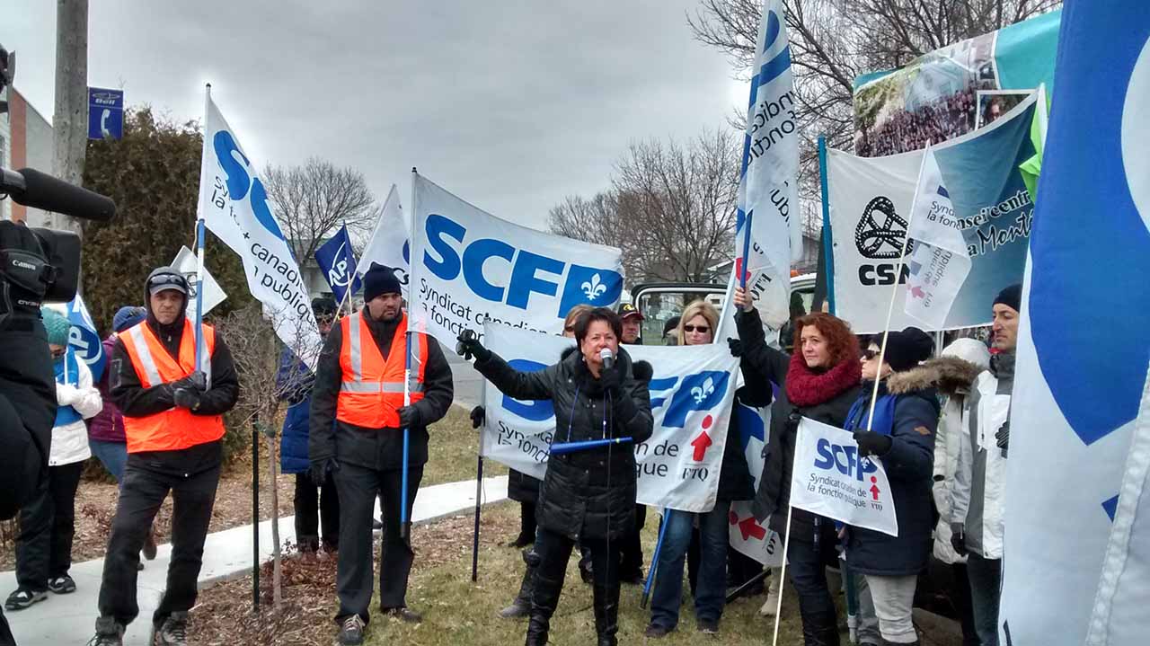 Les membres du Front commun talonnent Martin Coiteux en Montérégie