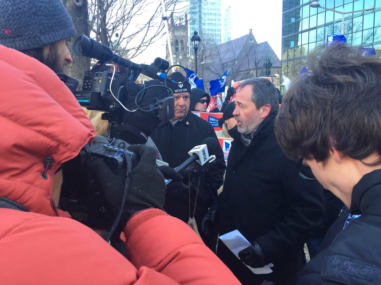 Serge Cadieux lors du point de presse au départ de la manifestation pour l’interdiction des clauses orphelin dans les régimes de retraite