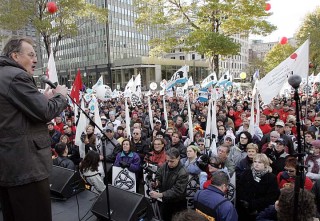 M. Henri Massé, président de la FTQ, s'adresse à la foule lors de la manifestation de samedi dernier. <br> <br>©Photo André Pépé Périard