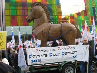 Le cheval de Troie des PPP apporté par les membres du SCFP. <br>Photo Service de l'information <font color=blue size=2>SCFP</font> <br><br> <font color=blue size=2>Autres photos de l'événement</font>
