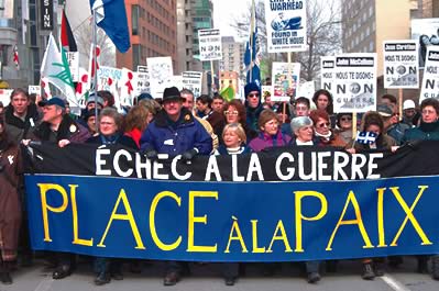 On reconnaît Henri Massé, président de la FTQ, lors de la manifestation pour la paix du 15 mars 2003 à Montréal.