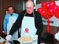 René Roy, secrétaire général de la FTQ, propose des portions généreuses de gâteau, sous l’œil attentif de Pierre Genest, pdg du Fonds de solidarité FTQ. <i>(Photo: Serge Jongué)