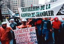 Manifestation devant le siège social de l’Abitibi-Consol à Montréal, le 26 novembre 1999. Le secrétaire général de la FTQ, René Roy, déclare alors que la FTQ et le SCEP vont livrer bataille «jusqu’à la réouverture de la Gaspésia».