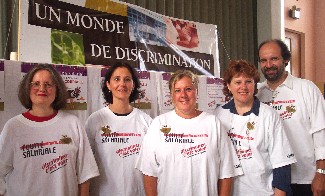 Ci-desus, Lucie Bouchard, Sylvie Goyer, Huguette Simard, Claudine Pagé, membres du comité d'équité salariale du SCFP 1244, et Michel Ducharme, président du syndicat. <br><i>Photo Service de l'information SCFP</i> <br>Source: scfp.qc.ca