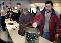 Des employés de l’imprimerie du Journal de Québec au moment de voter sur l’entente de principe. Plus de 90% des membres du SCFP 1872 présents à l'assemblée ont approuvé l’entente. <br>Photo Didier Debusschère