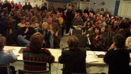 Près de 200 employés du Journal de Québec ont participé à cette importante assemblée tenue mardi, à 18 heures. Depuis le début de l’automne, la participation aux assemblées générales atteint des sommets jamais vus en 36 ans d’histoire. <br>Photo Service de l’information SCFP
