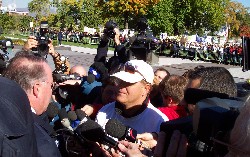 Yves Larose, un des marcheurs, s'adressant au premier ministre du Québec, Bernard Landry, au moment du dépôt de la pétition d'appui signée par 72,961 personnes, le 15 octobre dernier.