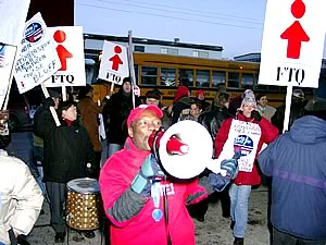 Manifestation à la Cité de la mode de Montréal devant la manufacture de bas-culottes Tricots Lamour <br> <br><i>Photo : Serge Jongué