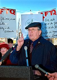 Le secrétaire général de la FTQ, René Roy, en compagnie des manifestants