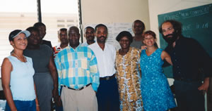 Des militants et militantes du Syndicat des postiers d’Haïti ont reçu la formation «Mon syndicat» de la part d’Odette Gagnon et Robert Groulx (à l’extrême droite), en mission pour la FTQ.