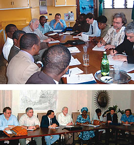 Sur la photo du haut: L’ex-président de la FTQ, Fernand Daoust, a participé à la mission d’urgence en Haïti organisée par la Confédération internationale des syndicats libres (CISL), la grande centrale mondiale dont le président de la FTQ, Henri Massé, est membre du conseil exécutif. On le voit ici lors d’une séance de travail. <br> <br> Sur la photo du bas: Réunion en compagnie de Mamounata Cissé, secrétaire générale adjointe de la CISL et chef de mission. À ses côtés, Fernand Daoust au nom de la FTQ.
