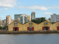 La participation au Forum social mondial est tellement importante que la ville de Porto Alegre a recyclé les hangars du port pour en faire des salles de réunion.