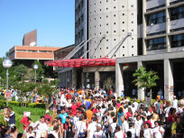 L'Université catholique de Porto Alegre avec la foule des participantes et participants au Forum social mondial.