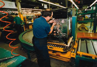 Ce membre de la section locale 1148 de l'AIMTA, chez Frigidaire Canada, effectue une réparation sur une machinerie de production de la chaîne de montage.