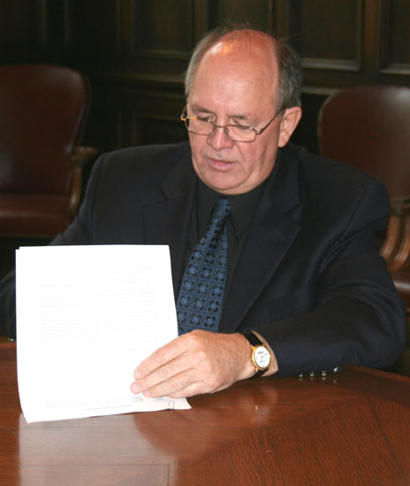 René Roy lors de la signature.