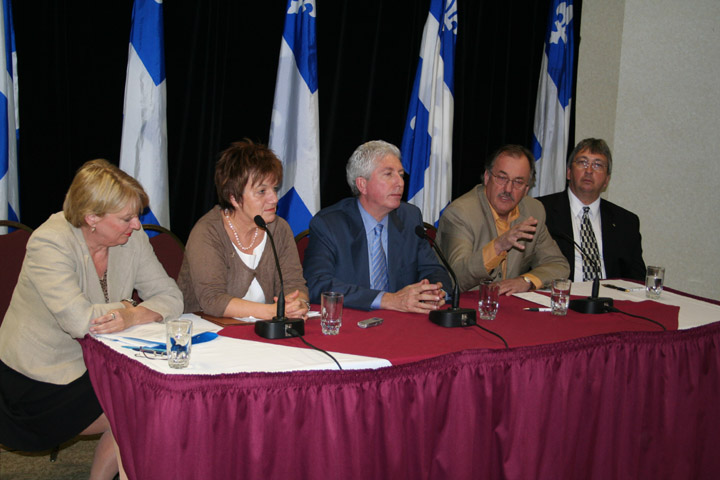 Le président de la FTQ Henri Massé, la présidente de la CSN Claudette Carbonneau, le chef du Bloc Québécois Gilles Duceppe et les députés du Bloc, Carole Lavallée et Richard Nadeau lors de la conférence de presse sur le projet de loi anti-briseurs de grèv