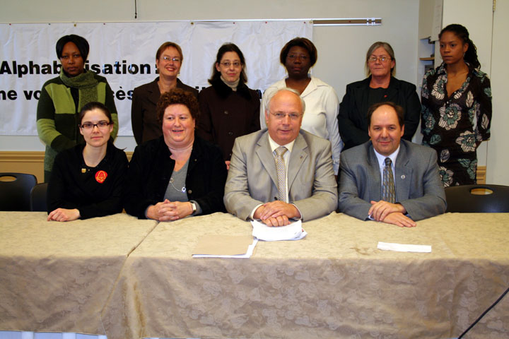 Quelques un des membres de la coalition de la lutte contre l'analphabétisation, dont Mme Louise Miller de la FTQ
