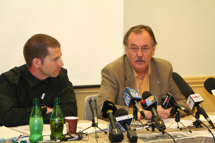 Conférence de presse de la FTQ et du Syndicat des débardeurs du Port de Montréal. Le président de la FTQ, Henri Massé, et Vincent Thomin, responsable de la santé et sécurité chez les débardeurs. (photos FTQ, Isabelle Gareau)