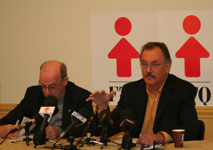 Le président du Syndicat canadien des communications, de lénergie et du papier (SCEP), Clément L'Heureux et le président de la FTQ, Henri Massé