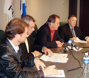 Dans l'ordre habituel, Louis Bolduc, directeur québécois des TUAC, Yvon Bellemare, président des TUAC Québec, Henri Massé, président de la FTQ et André Dumas, président des TUAC 503. <br> <br>Photo Louis Cauchy