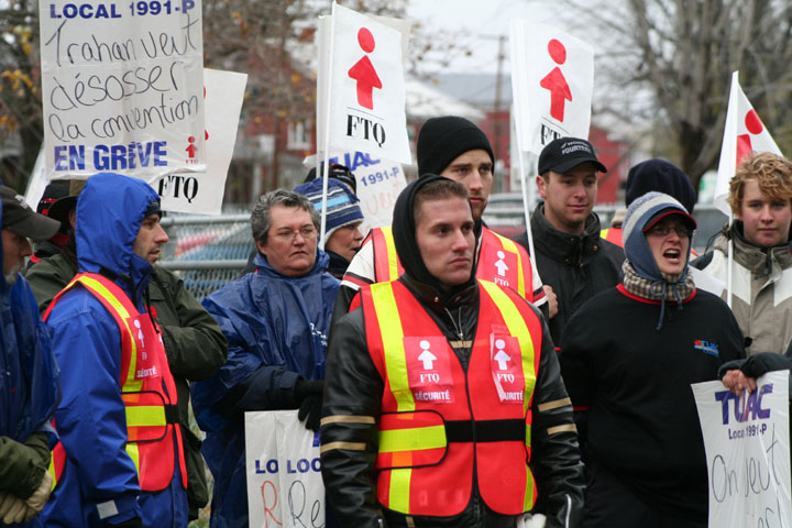 Manifestation des travailleurs en grève de l'abattoir A. Trahan de Yamachiche