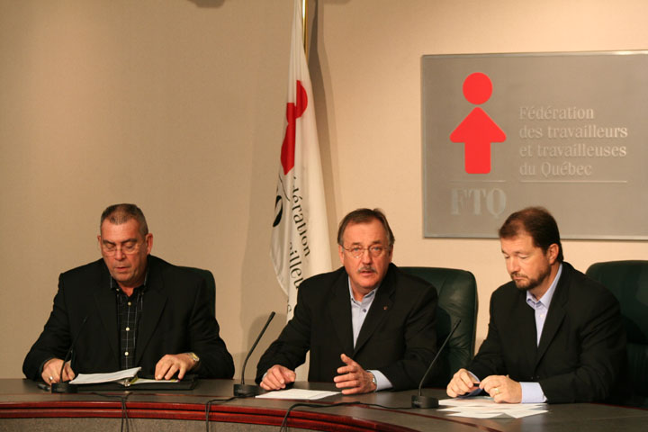 Le président du Conseil provincial des TUAC, Yvon Bellemare, le président de la FTQ, Henri Massé et le directeur exécutif des TUAC et vice-président de la FTQ, Louis Bolduc.