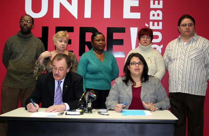 Le président de la FTQ Henri Massé, la directrice du Conseil du Québec Unite Here et V-P de la FTQ Lina Aristeo, accompagnés de travailleurs du vêtement