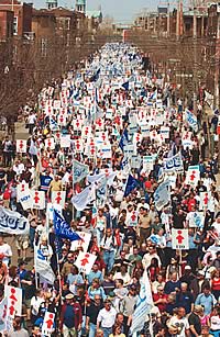 <i>Photo archive</i> <br>Les syndiqués manifestent dans les rues de Montréal le 1er mai 2004 dernier.