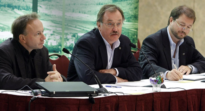 Le président de la FTQ, Henri Massé accompagné du directeur québécois des TUAC, Louis Bolduc et du conseiller politique de la FTQ, Pierre Laliberté