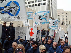 Manifestants devant le Reine-Élizabeth où Jean Charest s'adressait aux membres de la Chambre de commerce du Montréal métropolitain