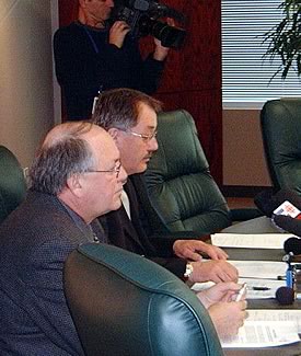 MM. Henri Massé et René Roy, respectivement président et secrétaire général de la FTQ, à l’occasion de la conférence de presse de la centrale syndicale sur ses priorités pour 2004. <br><br><i>Photo Service des communications de la FTQ