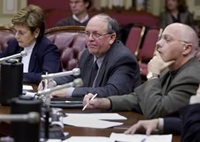 De gauche à droite, Lucie Richard, directrice adjointe du SCFP, René Roy, secrétaire général de la FTQ et Raymond Forget, vice-président de la FTQ et coordonnateur FTQ des négociations du secteur public québécois.<br><font color=red>Autres photos</font> <br><br><i>Télécharger le mémoire de la FTQ sur le projet de loi no 25 Loi sur les agences de développement de réseaux locaux de services de santé et de services sociaux (PDF) <br>