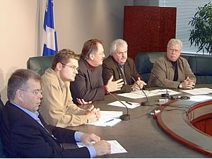De gauche à droite, Claude Hétu, Michel Parent, Henri Massé, Michel Fontaine et Pierre Dupuis lors du point de presse tenu en début d'après-midi.