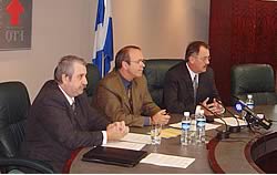 De gauche à droite, Raymond Guay, chauffeur de taxi et membre démissionnaire de l'Association professionnelle des chauffeurs de taxi du Québec, Michel Arsenault, vice-président de la FTQ et directeur québécois du Syndicat des Métallos et Henri Massé, président de la FTQ.