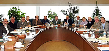 Le conseil d'administration du Fonds de solidarité FTQ lors de sa dernière réunion, le 19 juin. Au centre de la photo : le secrétaire du conseil, René Roy ; le président, Henri Massé, et le PDG du Fonds, Pierre Genest.