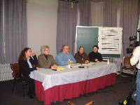 En conférence de presse, les vice-présidentes de la CSQ et de la FTQ, Mmes Jocelyne Wheelhouse et Johanne Vaillancourt, de même que M. Denis Poudrier, coordonnateur du Mouvement des chômeuses et chômeurs de l’Estrie.