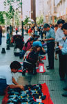 Les petits métiers exercés dans une rue piétonnière de la capitale chilienne, Santiago.