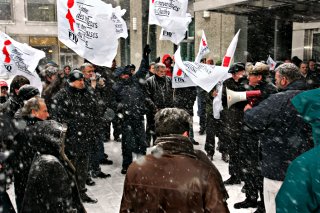À droite, le secrétaire général, René Roy et le président de la FTQ, Henri Massé manifestent avec les travailleurs en lock-out