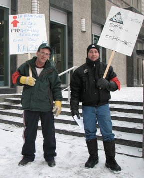 Depuis le début du mois, les travailleurs en lock-out de la Domtar à Lebel-sur-Quévillon manifestent devant le siège social de la compagnie à Montréal. <br><br><br> Autres photos</font>