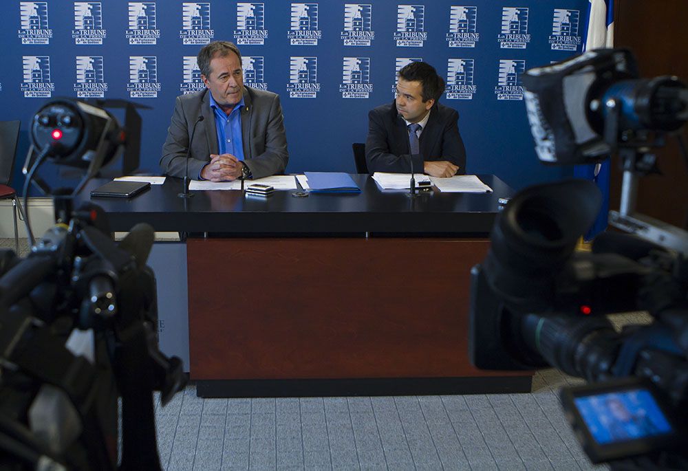 Le secrétaire général de la FTQ, Serge Cadieux, accompagné de l’actuaire Marc-Antoine Vaillant des Services actuariels SAI, réagit en conférence de presse au dépôt du projet de loi no 57. (Photo : Clément Allard)