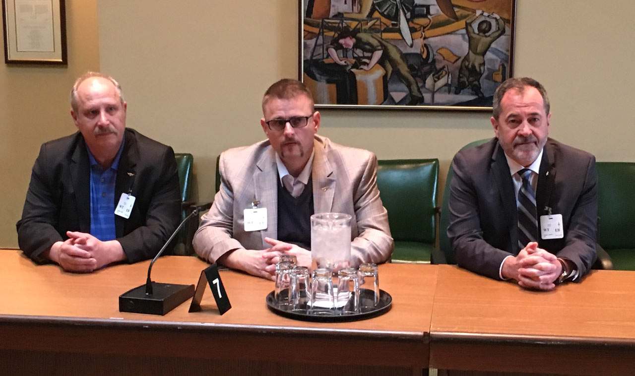Présentation contre le projet de loi C-10. Sur la photo : Fred Hospes, président national du District 140 de l'AIMTA; David Chartrand, coordonnateur québécois de l’AIMTA, et Serge Cadieux, secrétaire général de la FTQ.