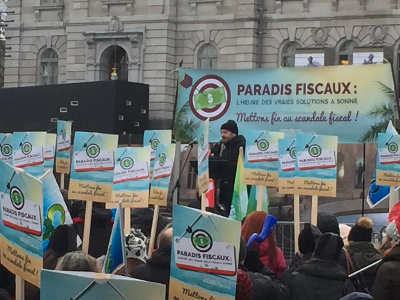 Manifestation devant le Parlement du Québec du collectif Échec aux paradis fiscaux