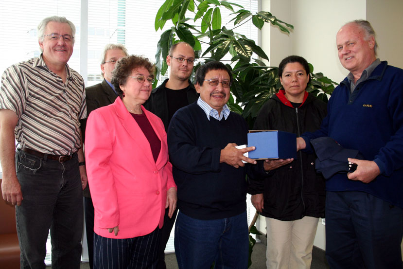 On aperçoit le président du groupe de solidarité québécoise Dario Garcia recevoir un présent destiné à M. Nieto. Apparaissent également trois membres de la même organisation de solidarité, Mmes Rosario Salguero et Araceli Rivas, ainsi que Guy Roy, aussi m