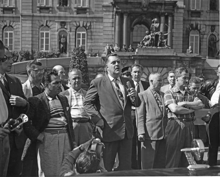 Septembre 1957, devant le parlement à Québec. Claude Jodoin, président du Congrès du travail du Canada, accompagné de Roger Provost,(à sa gauche en avant), président de la FTQ, dénoncent la violence policière contre les marcheurs appuyant les grévistes