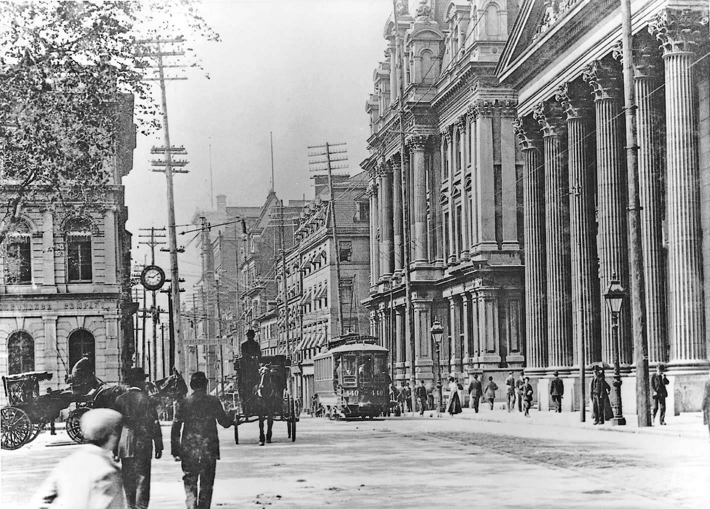 Rue Saint-Jacques, Montréal, 1896. À la fin du 19e siècle, Montréal est le centre industriel et financier du Canada. Les patrons additionnent leur fortune, rue St-Jacque.
