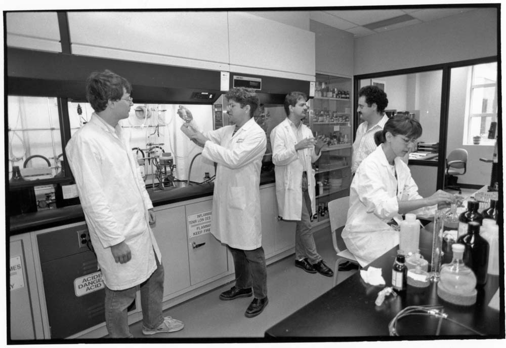 Biochem Pharma, Laval, 1994. Les recherches menées par Biochem Pharma et financées par le Fonds de solidarité FTQ ont mené à la découverte du 3TC, le médicament antisida le plus prescrit au monde.